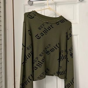 Taylor Swift green crop top sweater